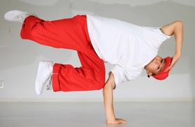 １４歳ながら国内一線級で活躍するブレイクダンスの窪田雷音＝伊丹市内（撮影・鈴木雅之）