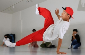 ブレイクダンスでパリ五輪出場を目指す窪田雷音＝伊丹市中央５（撮影・鈴木雅之）