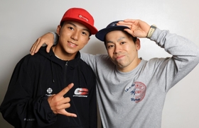 恩師とツーショットにおさまるブレイクダンス選手の窪田雷音（左）＝伊丹市中央５（撮影・鈴木雅之）