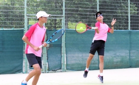 テニス男子団体決勝・井吹台-雲雀丘学園　ダブルスで攻める井吹台の赤松（右）と前野のペア＝神戸総合運動公園