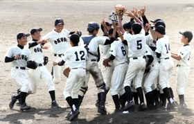 軟式野球決勝・大久保-報徳　２０年ぶり２度目の優勝を決めてマウンドに集まる大久保の選手たち＝あじさいスタジアム北神戸