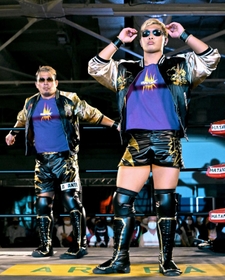父子でリングに上がる。望月ジュニア選手（右）の念願だったプロレスラーの夢が実現した（（Ｃ）２０２２ＤＲＡＧＯＮＧＡＴＥ）