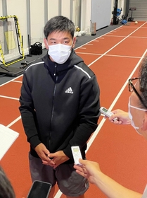 ラグビー日本代表戦で活躍し神戸の番記者に囲まれる李承信＝神戸市東灘区御影浜町