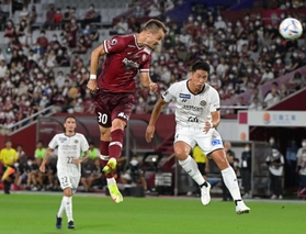 神戸-柏　前半、ヘディングでゴールを狙う神戸のムゴシャ（３０）＝ノエビアスタジアム神戸（撮影・秋山亮太）