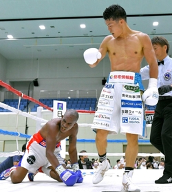 ４回、ウィリアム・エンカーナシオン（左）からダウンを奪いＫＯ勝ちした亀田和毅（撮影・吉澤敬太）
