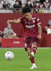 神戸－柏　後半、神戸に新加入した小林祐が遠目の位置からシュートを放つ（撮影・秋山亮太）