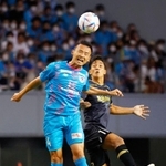 鳥栖－神戸　前半、頭で競り合う鳥栖・島川（左）と神戸・武藤＝駅スタ