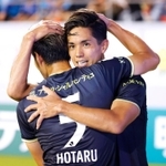 鳥栖－神戸　後半、先制ゴールを決め山口（手前）と抱き合う神戸・武藤＝駅スタ