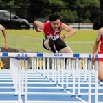 男子共通１１０メートル障害決勝　13秒88の大会新記録で優勝した立花の村田隼（中央）