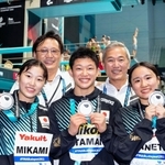 記念写真に納まる、銀メダルを獲得した（前列左から）三上紗也可、玉井陸斗、金戸凜。後列は左から馬淵崇英コーチ、安田千万樹ヘッドコーチ＝ブダペスト（共同）