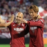 神戸-清水　前半８分、先制ゴールを決め、イニエスタらに祝福される神戸のＭＦ汰木康也（右）＝ノエビアスタジアム神戸（撮影・吉田敦史）