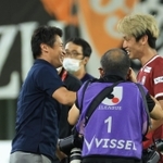 神戸-清水　２連勝し、勝ち越しゴールを決めた大迫（右）を笑顔でたたえる神戸の吉田監督＝ノエビアスタジアム神戸（撮影・吉田敦史）