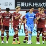 神戸-清水　大迫（左から３人目）の勝ち越しゴールで２連勝し、喜び合う神戸イレブン＝ノエビアスタジアム神戸（撮影・吉田敦史）