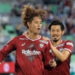 神戸-清水　先制ゴールを決め、山口（右）に祝福される神戸の汰木＝ノエビアスタジアム神戸（撮影・吉田敦史）