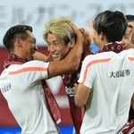 神戸-清水　勝ち越しゴールで２連勝に貢献し、仲間の祝福を受ける神戸の大迫（中央）＝ノエビアスタジアム神戸（撮影・吉田敦史）