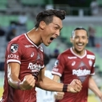 神戸-柏　前半４０分、先制ゴールにつながる活躍を見せ、喜ぶ神戸の槙野（左）＝ノエビアスタジアム神戸（撮影・吉田敦史）