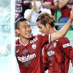 神戸-柏　後半41分、決勝点を挙げてサポーターと喜びを分かち合う神戸の初瀬（撮影・吉田敦史）