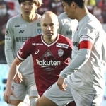 ヴィッセル神戸のイニエスタ（中央）