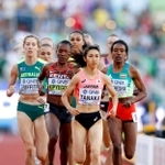 女子１５００メートル準決勝　力走する田中希実（手前）（共同）