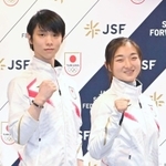 フィギュアスケートの北京冬季五輪代表に決まり、記念写真に納まる羽生結弦（左）と坂本花織＝２０２１年１２月２６日、さいたまスーパーアリーナ