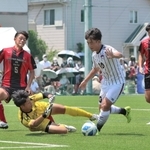 サッカー男子１回戦・三田学園-矢板中央　後半、三田学園の宮内（１０）がゴールを狙うも、矢板中央に阻まれる＝２４日、徳島県吉野川市、ヨコタ上桜スポーツグラウンド（撮影・長嶺麻子）
