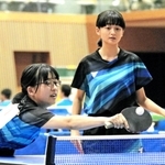 卓球女子団体決勝・村岡-魚住　初優勝に貢献した村岡のダブルス岡田（左）、坂本組＝南あわじ市文化体育館