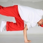 １４歳ながら国内一線級で活躍するブレイクダンスの窪田雷音＝伊丹市内（撮影・鈴木雅之）