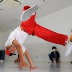 ブレイクダンスでパリ五輪出場を目指す窪田雷音＝伊丹市中央５（撮影・鈴木雅之）