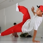 ブレイクダンスでパリ五輪出場を目指す窪田雷音＝伊丹市中央５（撮影・鈴木雅之）