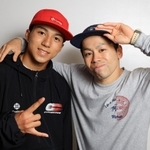 恩師とツーショットにおさまるブレイクダンス選手の窪田雷音（左）＝伊丹市中央５（撮影・鈴木雅之）