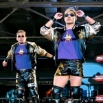 父子でリングに上がる。望月ジュニア選手（右）の念願だったプロレスラーの夢が実現した（（Ｃ）２０２２ＤＲＡＧＯＮＧＡＴＥ）