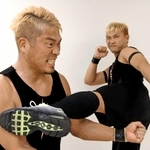 望月ジュニア選手（右）から蹴りを受ける望月マサアキ選手＝神戸市中央区浜辺通５、神戸サンボーホール