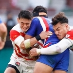 ９日のフランス戦で相手の突進を阻む李承信（左）＝国立競技場