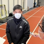 ラグビー日本代表戦で活躍し神戸の番記者に囲まれる李承信＝神戸市東灘区御影浜町