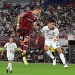 神戸-柏　前半、ヘディングでゴールを狙う神戸のムゴシャ（３０）＝ノエビアスタジアム神戸（撮影・秋山亮太）