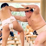 相撲団体３人制決勝・浜坂-玉津　大将戦で攻め込む浜坂の松井碧（右）＝網干南公園相撲場