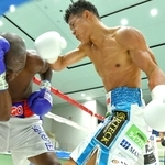 ４回、ウィリアム・エンカーナシオン（左）を追い詰める亀田和毅＝神戸市立中央体育館（撮影・吉澤敬太）