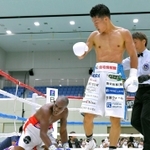 ４回、ウィリアム・エンカーナシオン（左）からダウンを奪いＫＯ勝ちした亀田和毅（撮影・吉澤敬太）