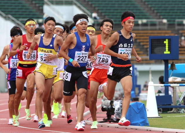 陸上男子１５００メートル決勝　残り１周で先頭を走る西脇工の長島幸宝（右）＝４日、鳴門ポカリスエットスタジアム（撮影・長嶺麻子）