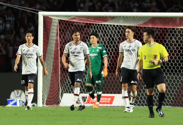 Ｃ大阪-神戸　前半２２分、Ｃ大阪のタガートに先制ゴールを許し、肩を落とす神戸イレブン＝ヨドコウ桜スタジアム（撮影・吉田敦史）