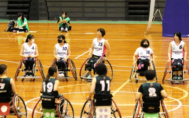 予選リーグ・カクテル-パッション　大勝で試合を終え、整列するカクテルの選手
