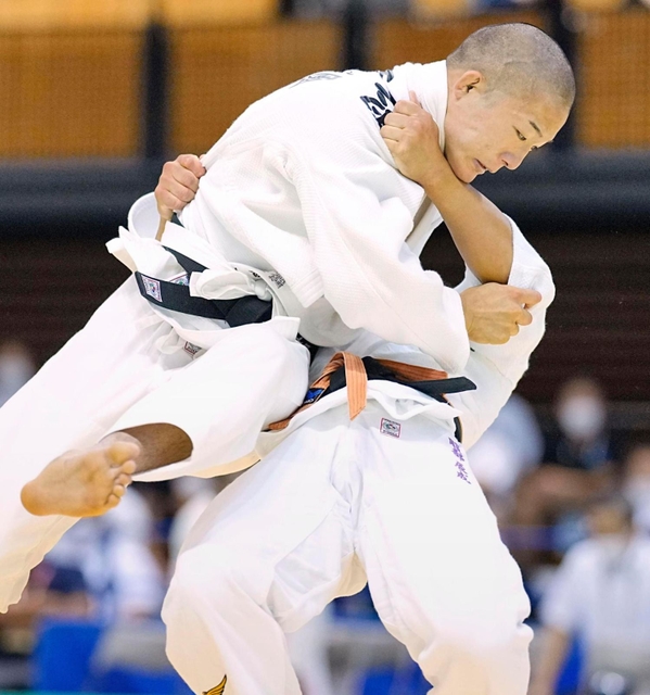 男子６６キロ級決勝　東海大相模・服部辰成（下）を破り、優勝した神港学園・顕徳海利＝愛媛県武道館