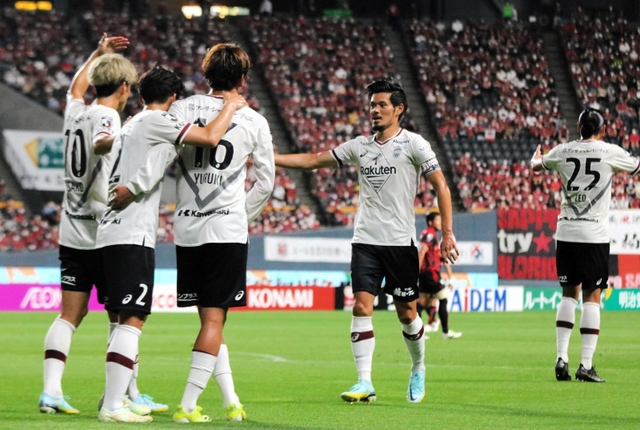 札幌ー神戸　前半、汰木（１６）が先制ゴールを決め、喜ぶ神戸イレブン＝札幌ドーム