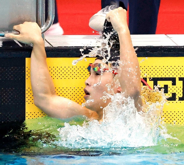 男子２００メートルバタフライで優勝した報徳・小池貴之