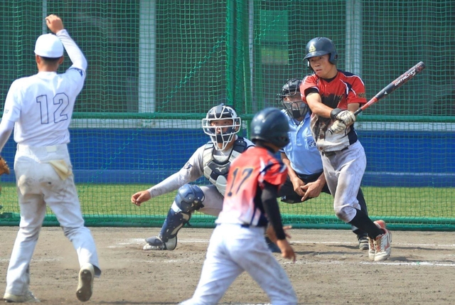 ソフトボール男子１回戦・須崎総合－明石　５回裏明石１死二塁、適時打を放つ清家＝高知県高知市、春野総合運動公園野球場（撮影・鈴木雅之）