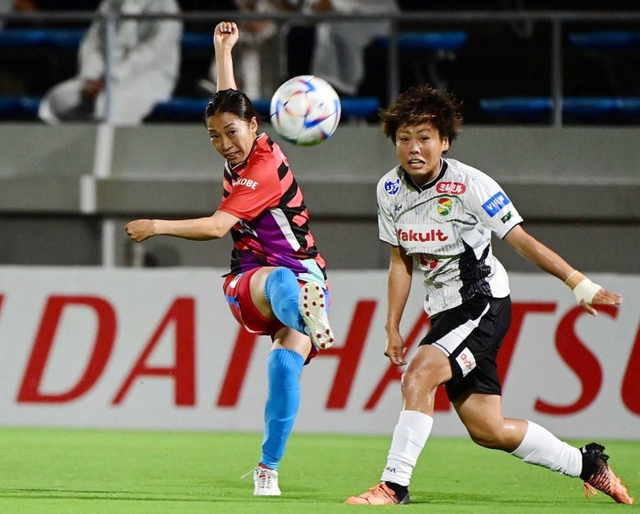 ＩＮＡＣ神戸－千葉　前半、ＩＮＡＣ神戸の阪口のミドルシュートが決まり、１－０と先制する（撮影・中西幸大）