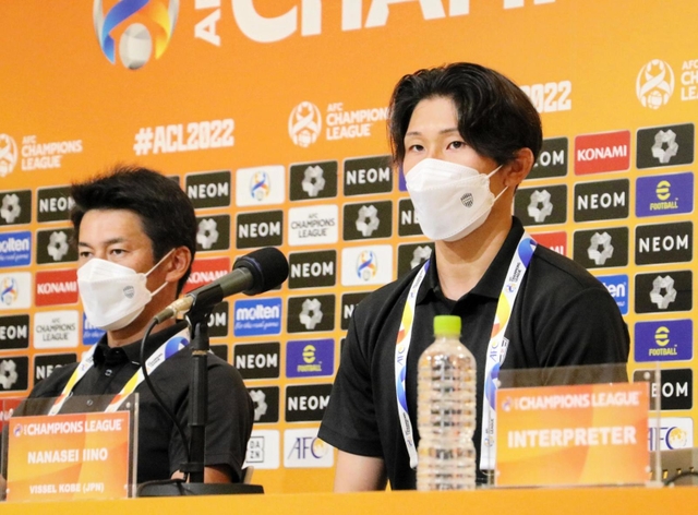 ２年ぶりの４強入りに向けて公式会見で意気込みを示す神戸の吉田監督（左）とＭＦ飯野＝さいたま市、埼玉スタジアム