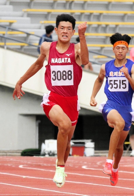 男子１年２００メートル決勝　中盤に伸びて２１秒６９の大会新記録で制した長田の三宅陽立（３０８８）