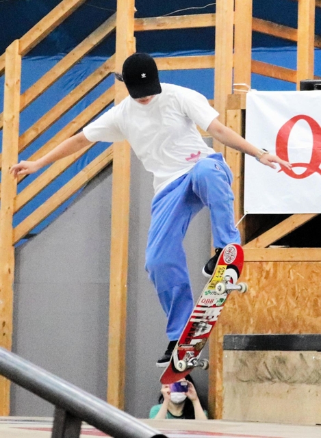 演技を披露する西矢椛選手＝東京都足立区、ムラサキパーク東京