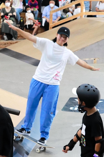 参加者を指導する西矢椛選手＝東京都足立区